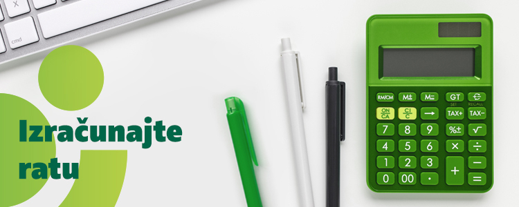 Zeleni kalkulator, tri hemijske olovke u raznim bojama i tastatura na beloj pozadini; tekst "Izračunajte ratu".