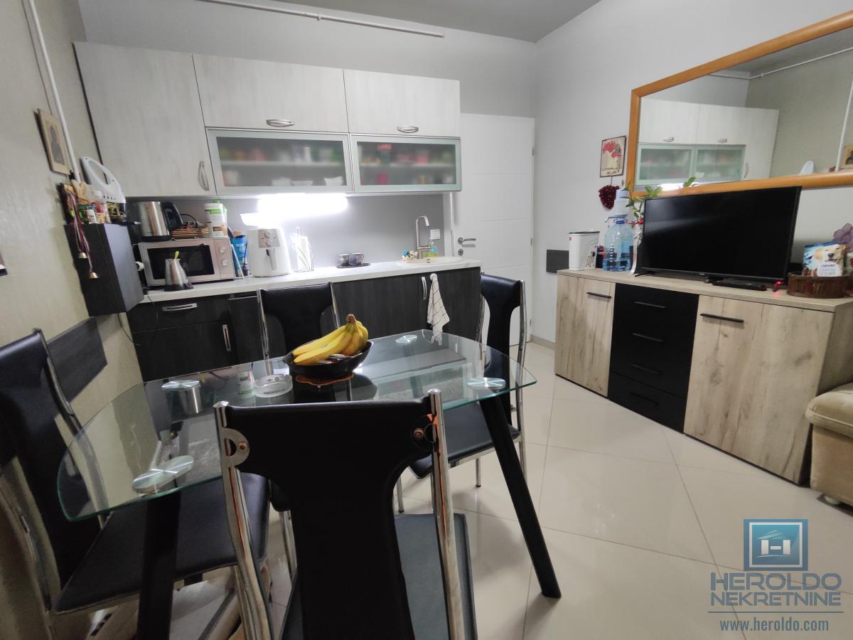 Renoviran stan sa garažom i podrumom kod tehničke škole