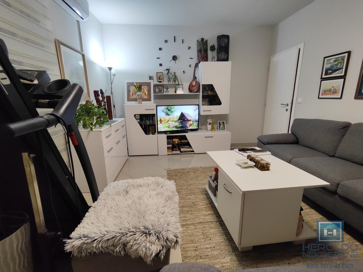 Renoviran stan sa garažom i podrumom kod tehničke škole