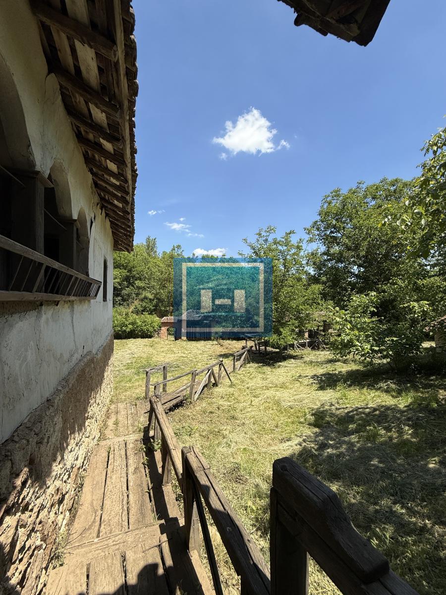 U ponudi stara autentična kuća,veoma poznata po snimanju serije Koreni.