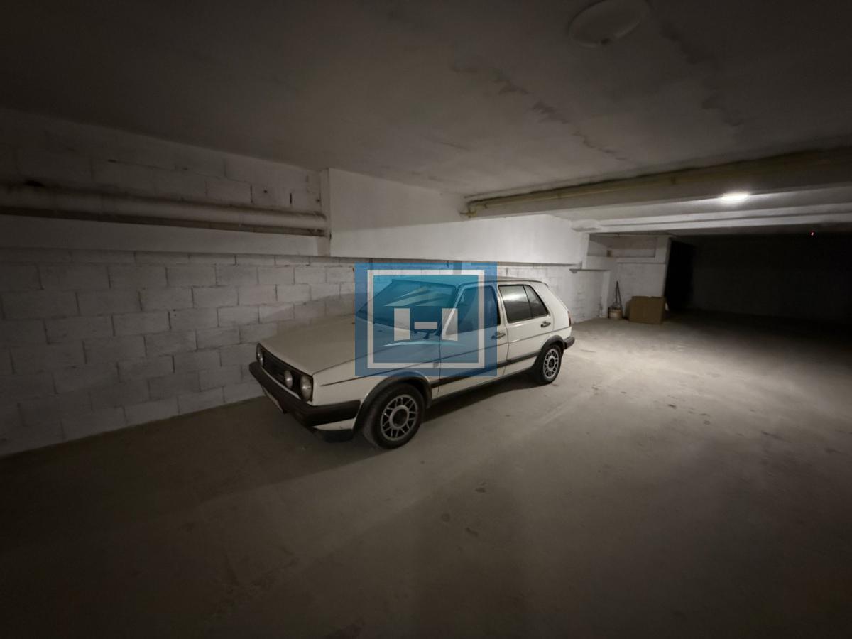 Izdajem garažno mesto – širi centar grada, 11m² – POVOLJNO!