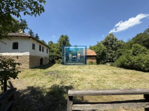 U ponudi stara autentična kuća,veoma poznata po snimanju serije Koreni.