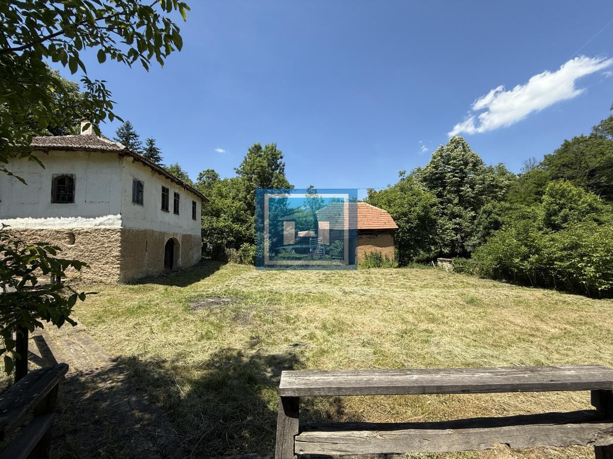 U ponudi stara autentična kuća,veoma poznata po snimanju serije Koreni.