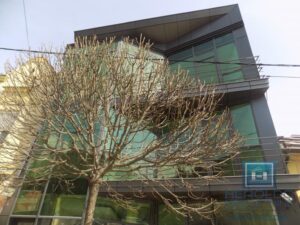 Izdaje se poslovna zgrada, cela ili po etažama