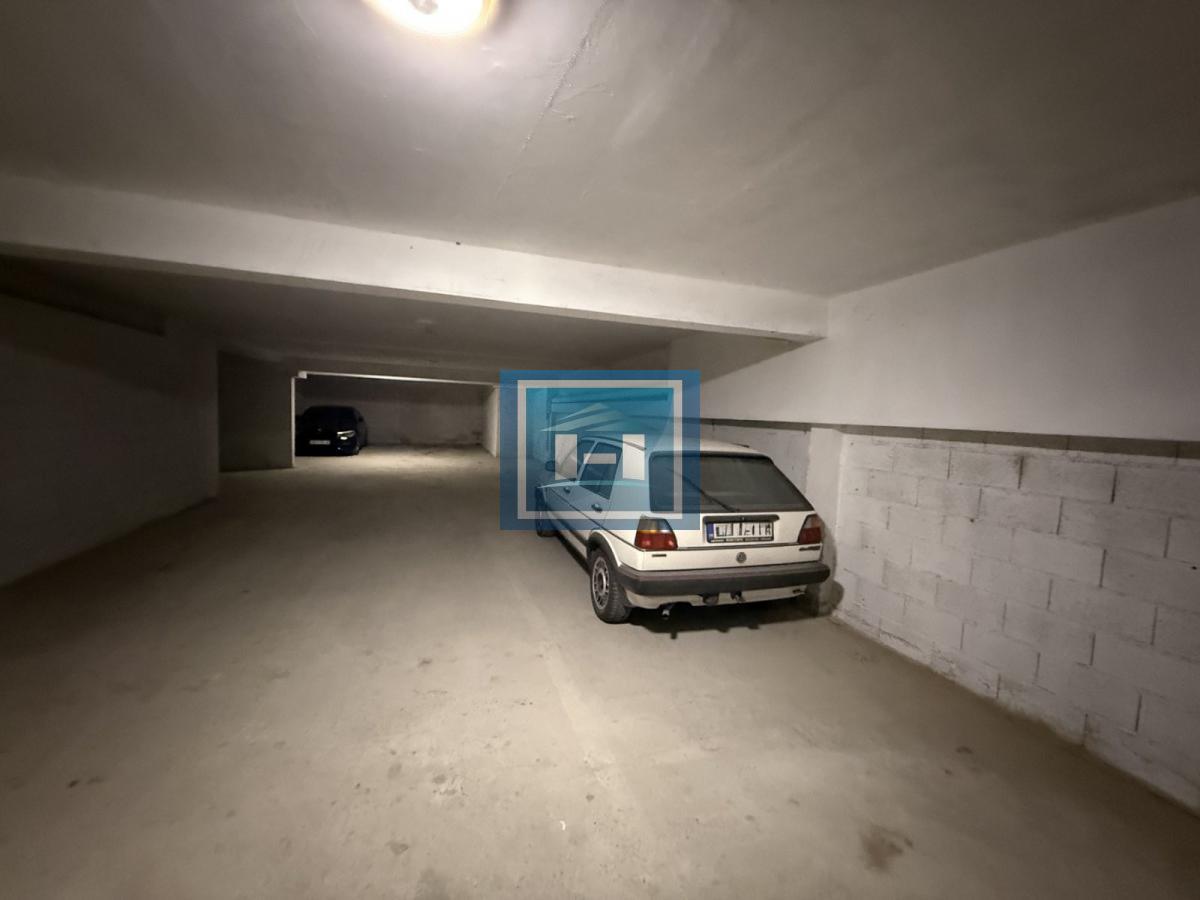 Izdajem garažno mesto – širi centar grada, 11m² – POVOLJNO!