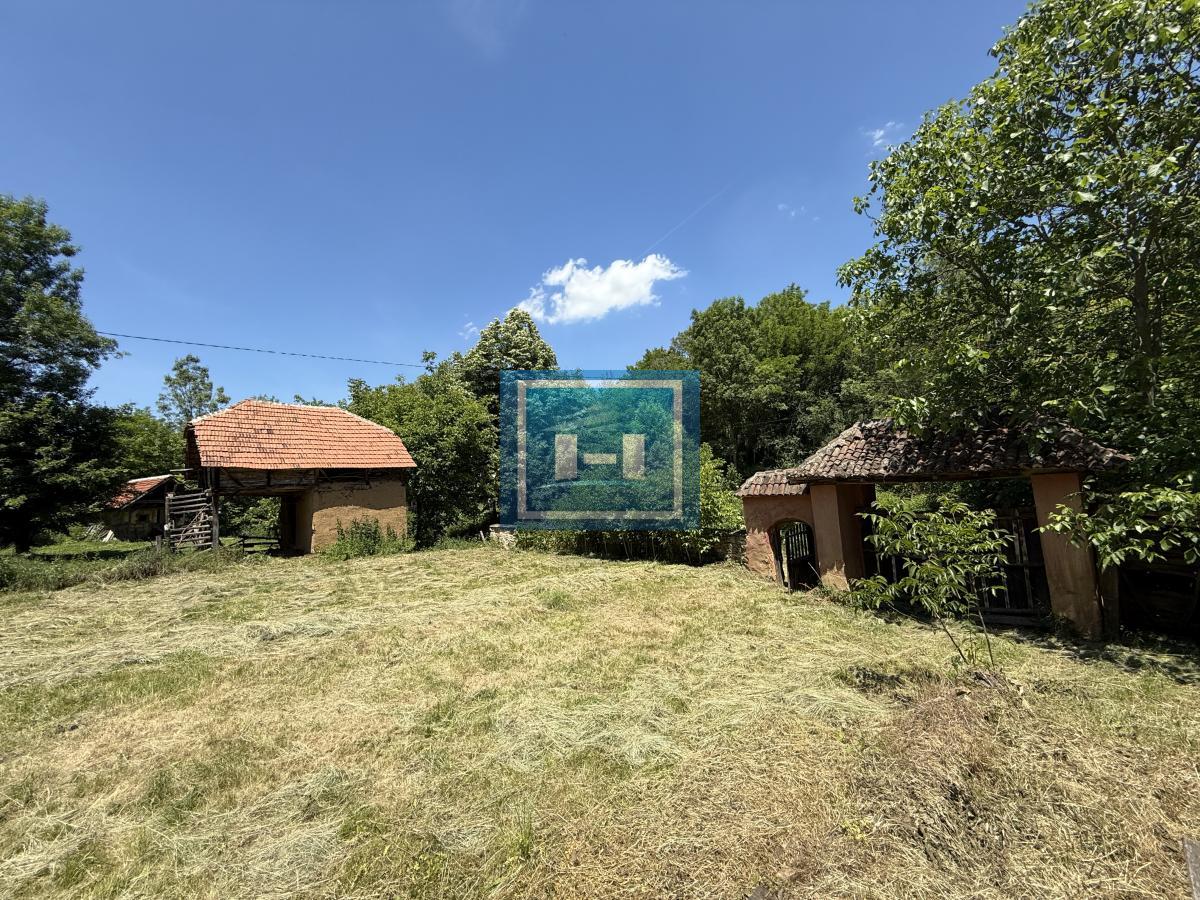 U ponudi stara autentična kuća,veoma poznata po snimanju serije Koreni.