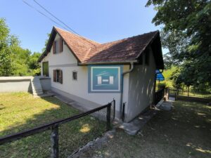 Vikendica sa velikim dvorištem i pomoćnim objektima u srcu Ravne Reke