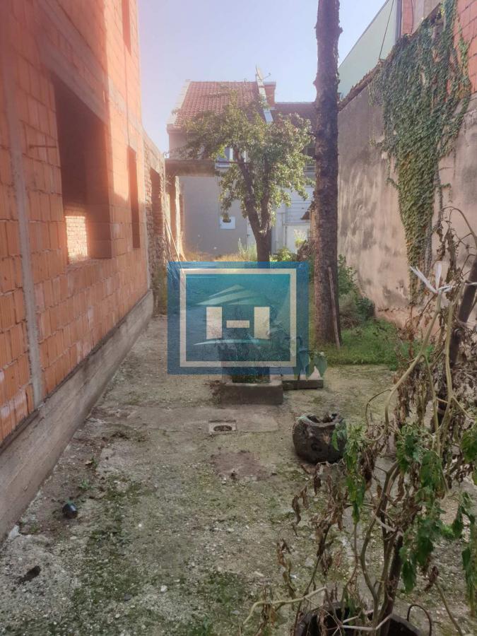 Plac na izuzetnoj lokaciji sa upisanim objektom