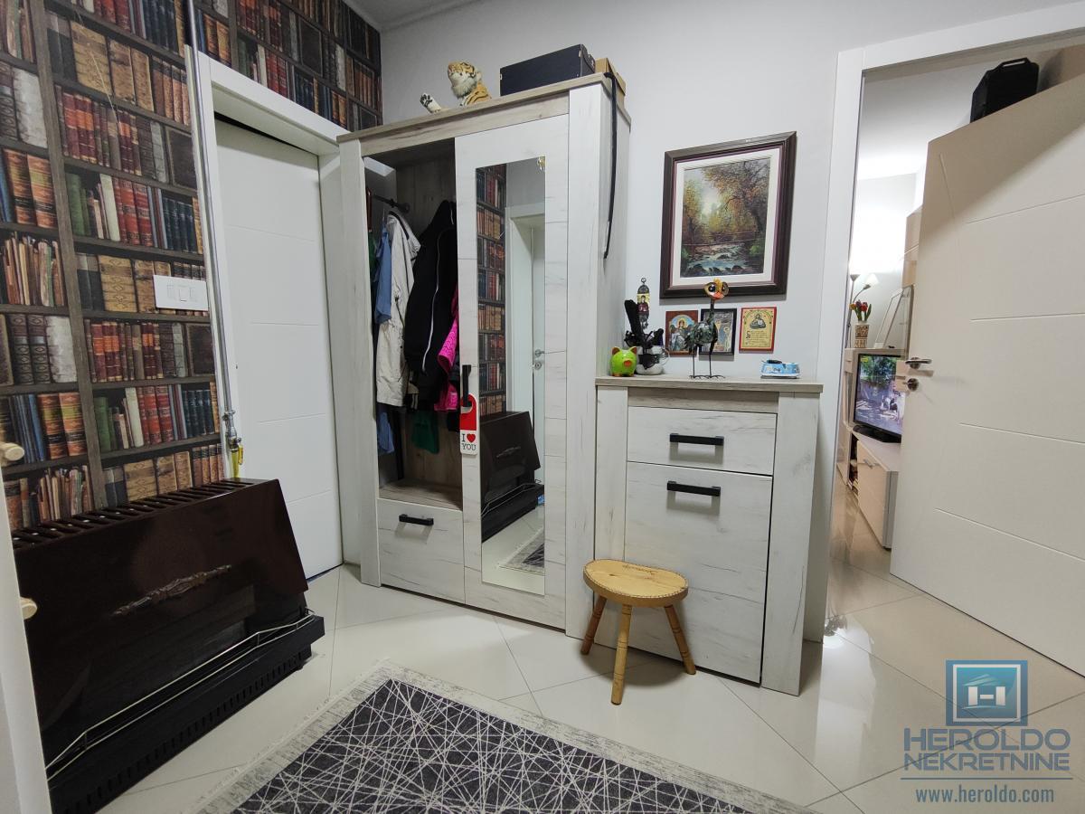 Renoviran stan sa garažom i podrumom kod tehničke škole