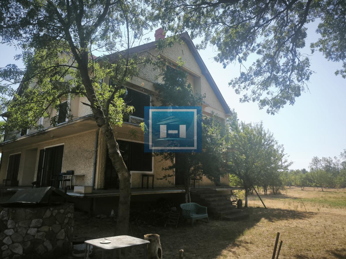 DVE KUĆE + POMOĆNI OBJEKAT NA PLACU OD 116,63 ARA