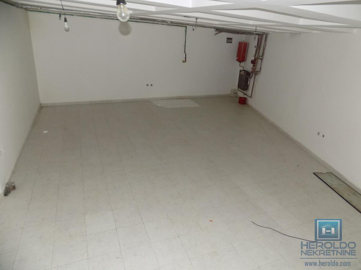 Izdajemo lokal u prizemlju u samom centru grada-deljiv na dva manja lokala