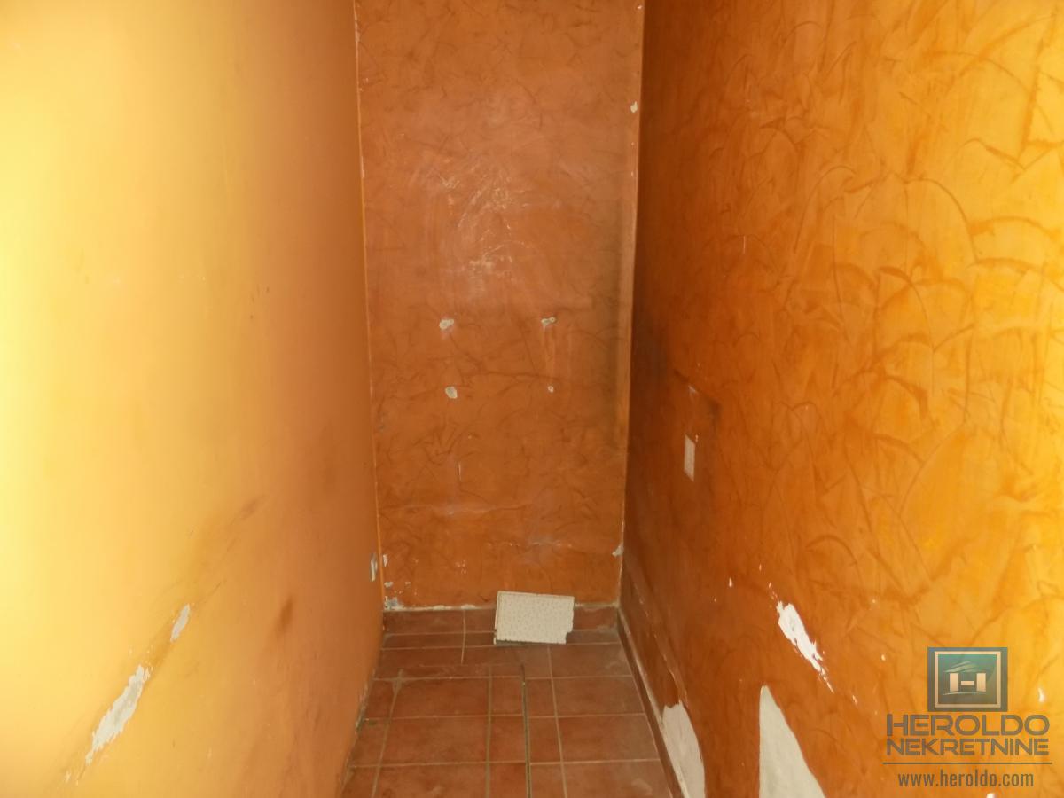 Izdajemo lokal u prizemlju u samom centru grada-deljiv na dva manja lokala