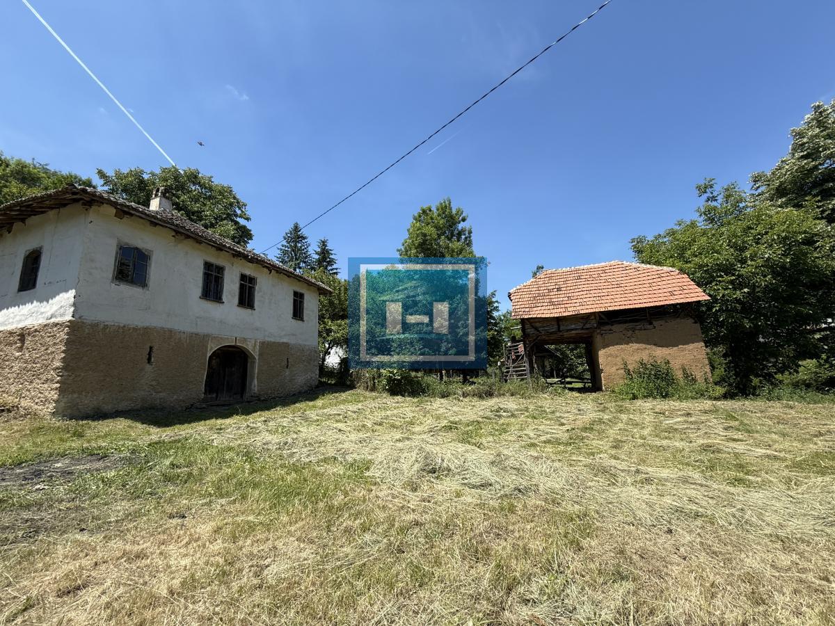 U ponudi stara autentična kuća,veoma poznata po snimanju serije Koreni.