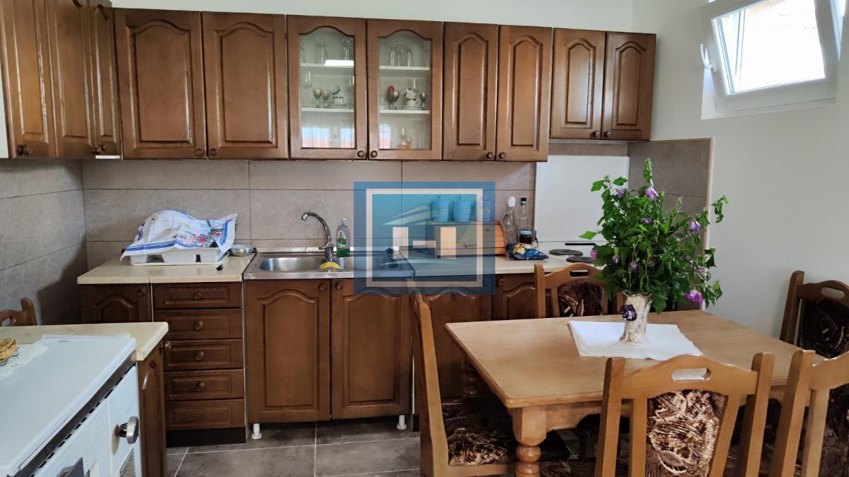 Prelepa potpuno opremljena prizemna kuća sa garažom u centralnom delu Batočine
