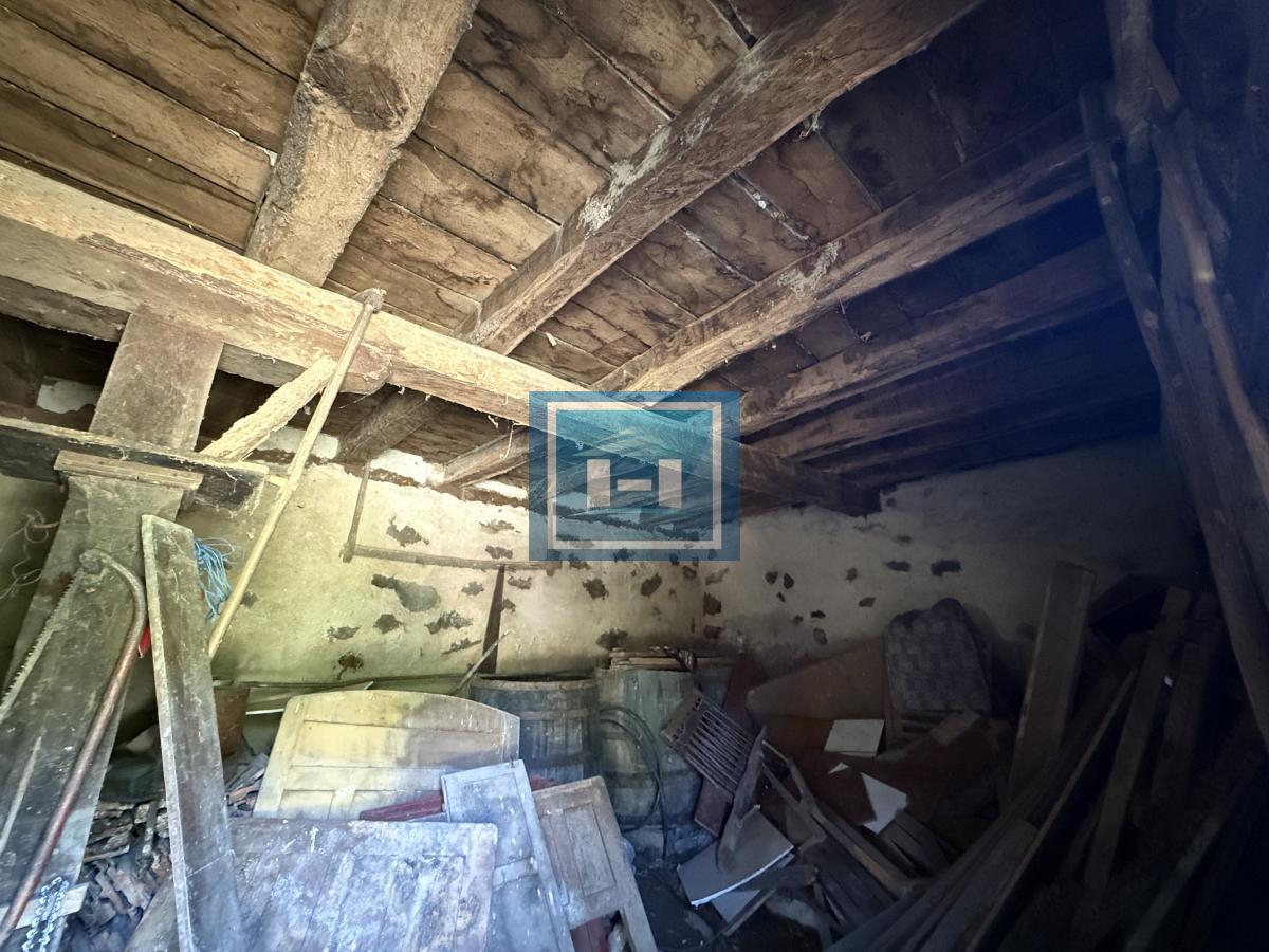 U ponudi stara autentična kuća,veoma poznata po snimanju serije Koreni.