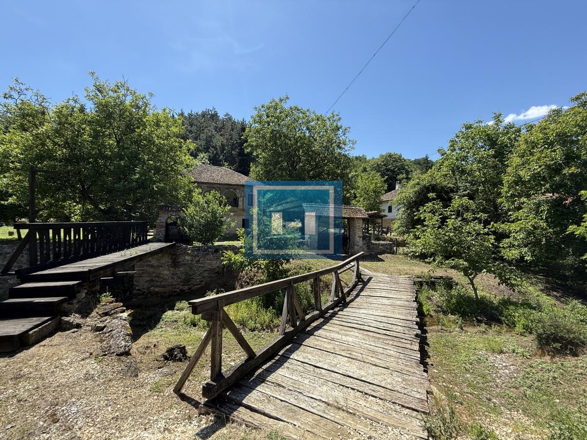 U ponudi stara autentična kuća,veoma poznata po snimanju serije Koreni.