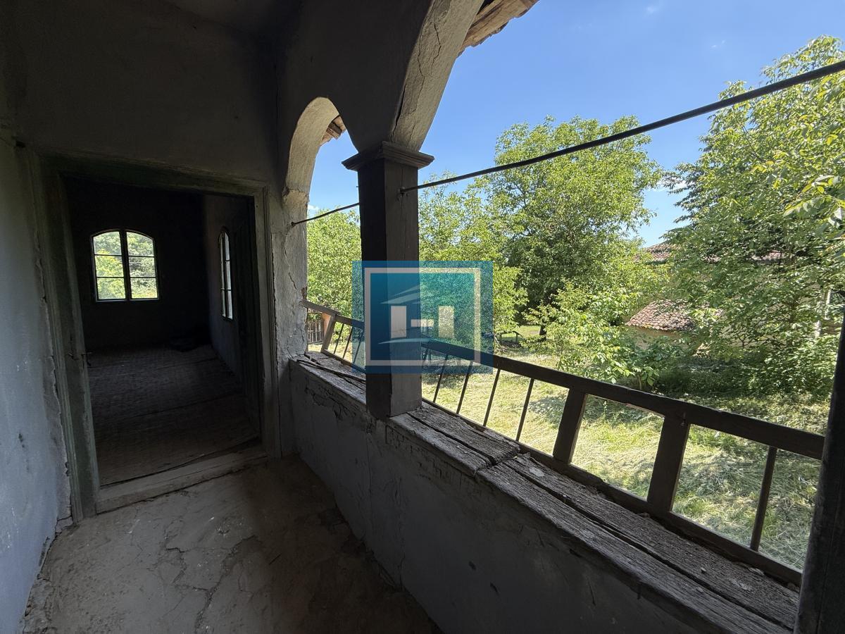 U ponudi stara autentična kuća,veoma poznata po snimanju serije Koreni.