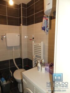 Garsonjera sa balkonskom terasom zgodna za samce ili učenike