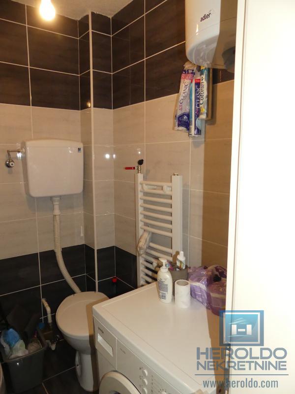 Garsonjera sa balkonskom terasom zgodna za samce ili učenike