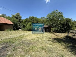 U ponudi stara autentična kuća,veoma poznata po snimanju serije Koreni.