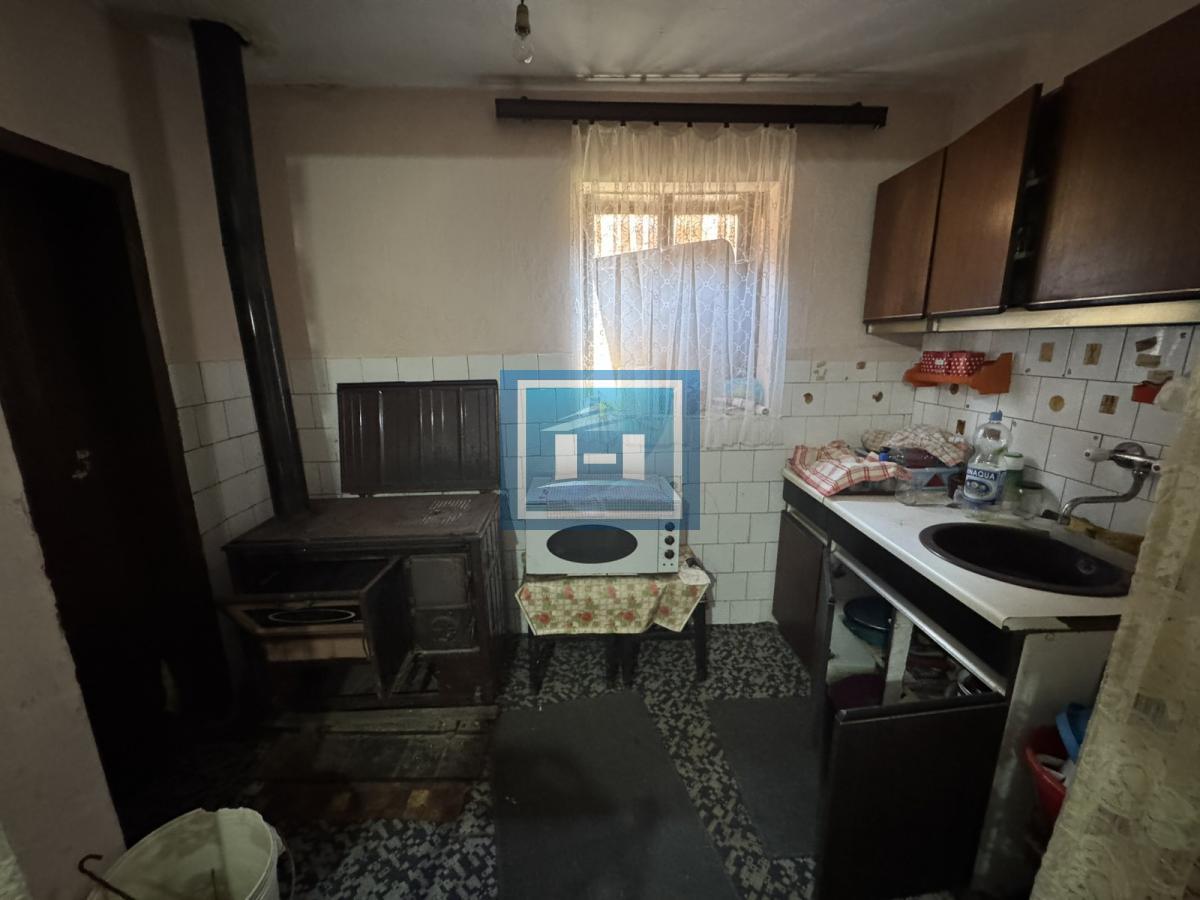 Kompletno domaćinstvo sa izlazom na dve ulice