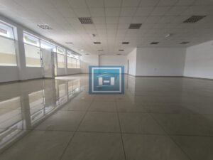 Prostran poslovni prostor od 230m² sa magacinom i parking mestima – Idealna prilika!