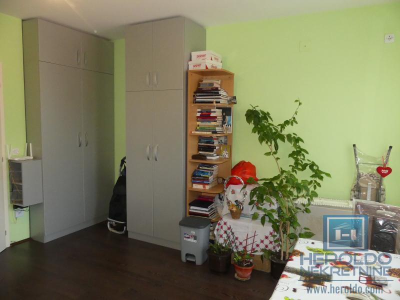 Garsonjera sa balkonskom terasom zgodna za samce ili učenike