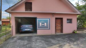 Prelepa potpuno opremljena prizemna kuća sa garažom u centralnom delu Batočine