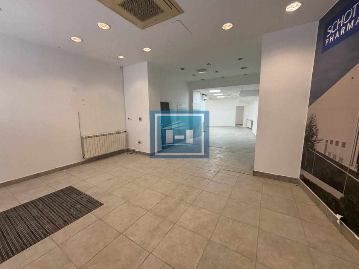 Izdavanje poslovnog prostora u strogom centru Jagodine – odlična lokacija, 171 m²