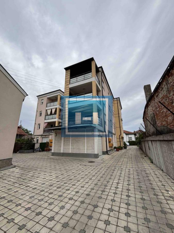 Luksuzan stan u novogradnji sa sopstvenim dvorištem, teretanom i 4 spavaće sobe+dva parking mesta