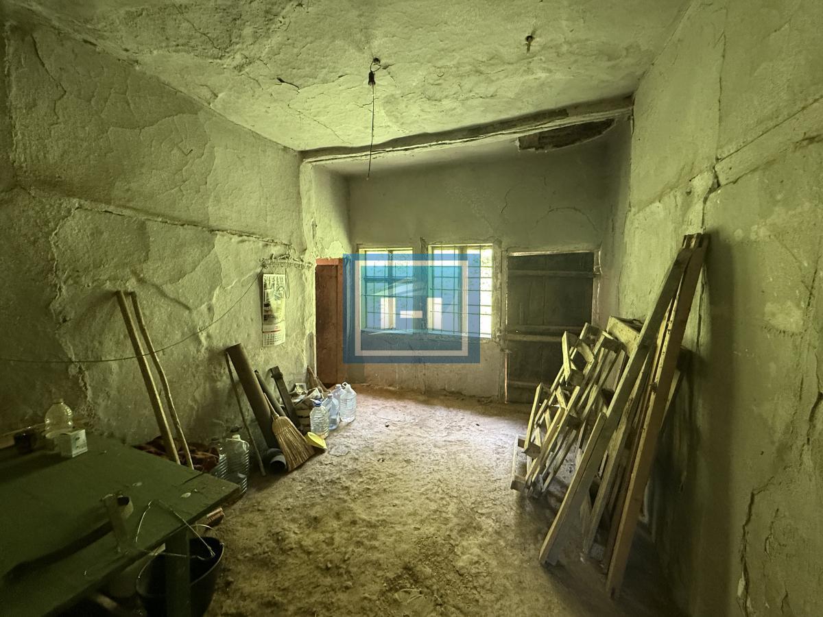 U ponudi stara autentična kuća,veoma poznata po snimanju serije Koreni.