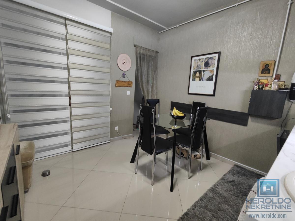 Renoviran stan sa garažom i podrumom kod tehničke škole