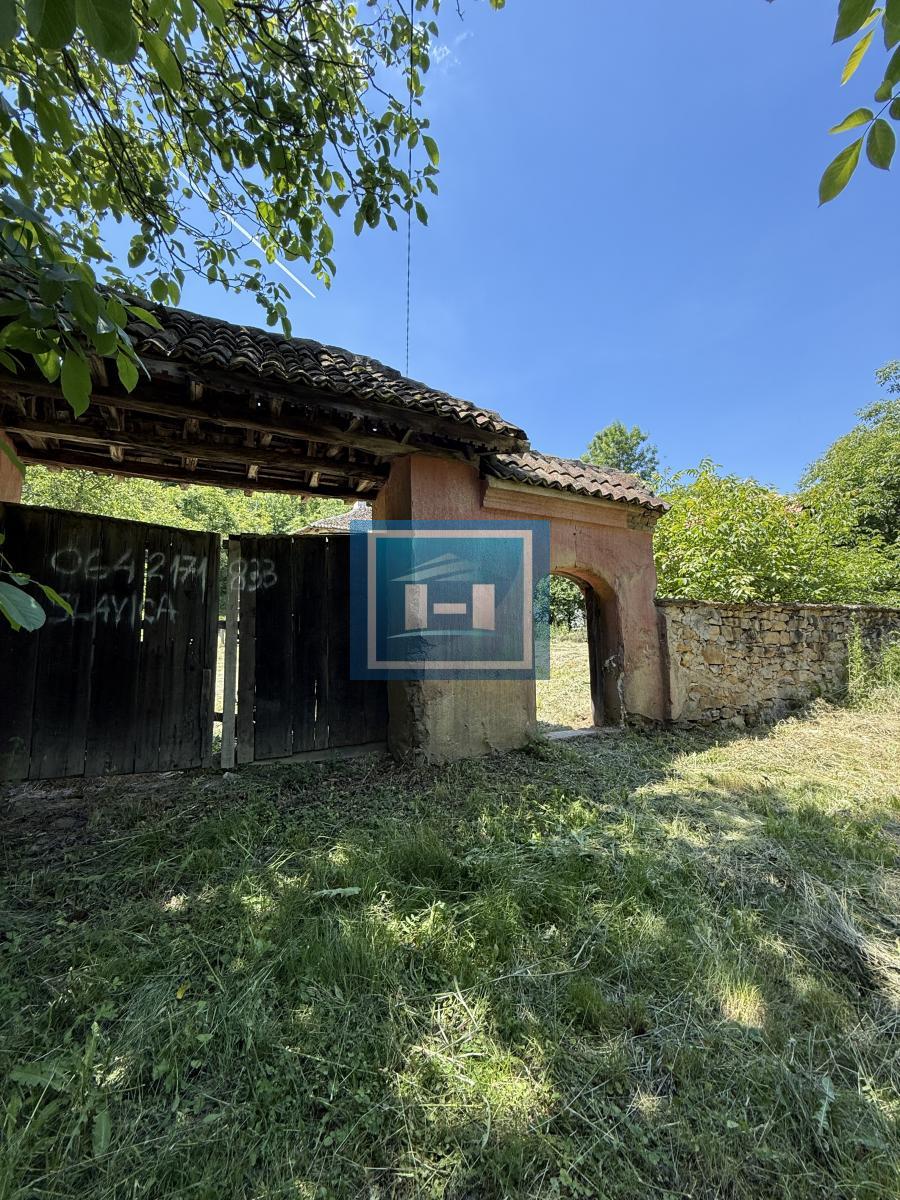 U ponudi stara autentična kuća,veoma poznata po snimanju serije Koreni.