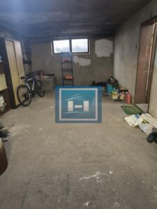 Na prodaju kuća – blizina bolnice, 350m² sa garažom za kamione od 80m²