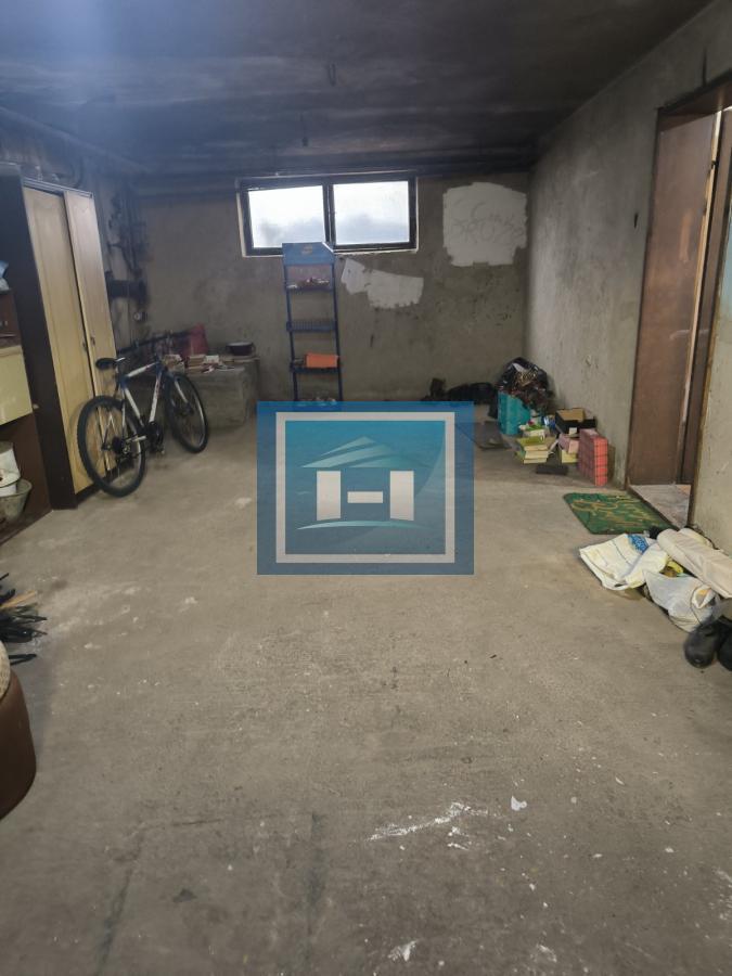 Na prodaju kuća – blizina bolnice, 350m² sa garažom za kamione od 80m²