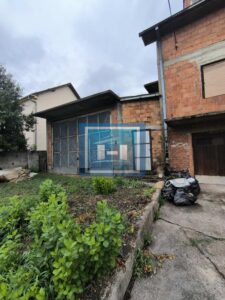 Na prodaju kuća – blizina bolnice, 350m² sa garažom za kamione od 80m²