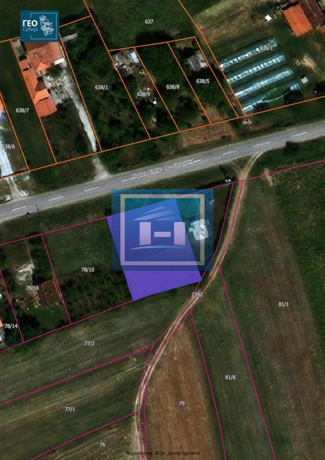 Prelepa parcela uz glavni put