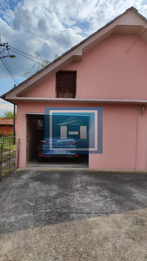 Prelepa potpuno opremljena prizemna kuća sa garažom u centralnom delu Batočine