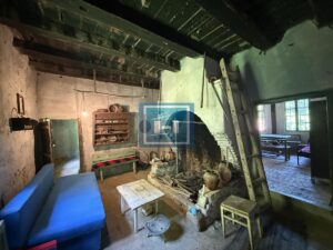 U ponudi stara autentična kuća,veoma poznata po snimanju serije Koreni.