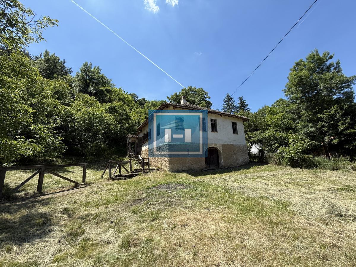 U ponudi stara autentična kuća,veoma poznata po snimanju serije Koreni.