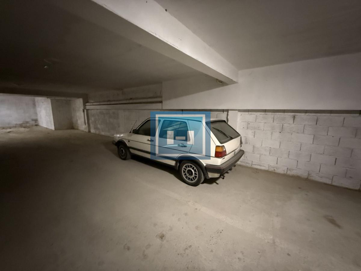 Izdajem garažno mesto – širi centar grada, 11m² – POVOLJNO!