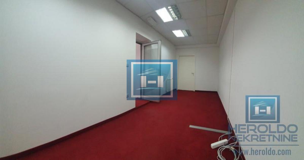 Izdavanje poslovnog prostora u strogom centru Jagodine – odlična lokacija, 171 m²