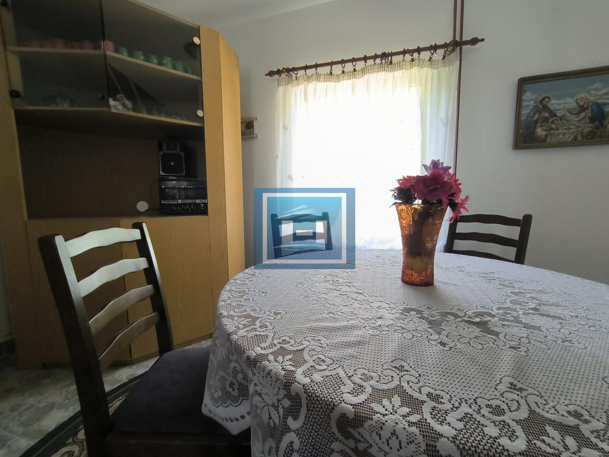 Vikendica sa velikim dvorištem i pomoćnim objektima u srcu Ravne Reke