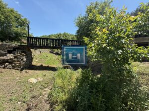 U ponudi stara autentična kuća,veoma poznata po snimanju serije Koreni.