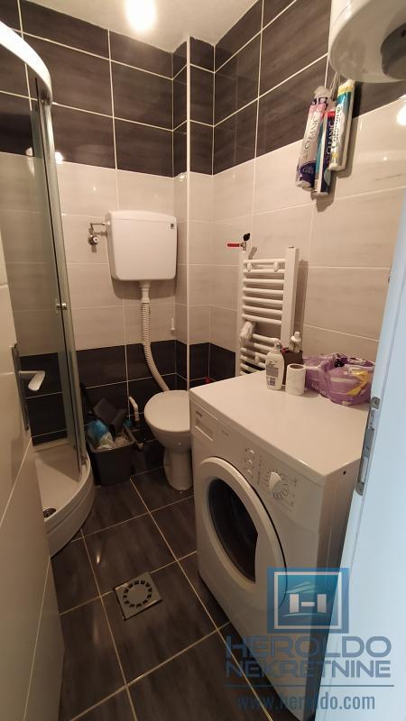 Garsonjera sa balkonskom terasom zgodna za samce ili učenike