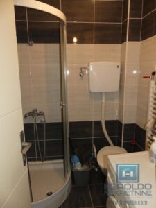 Garsonjera sa balkonskom terasom zgodna za samce ili učenike