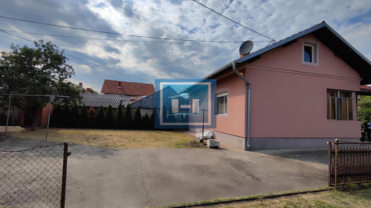Prelepa potpuno opremljena prizemna kuća sa garažom u centralnom delu Batočine