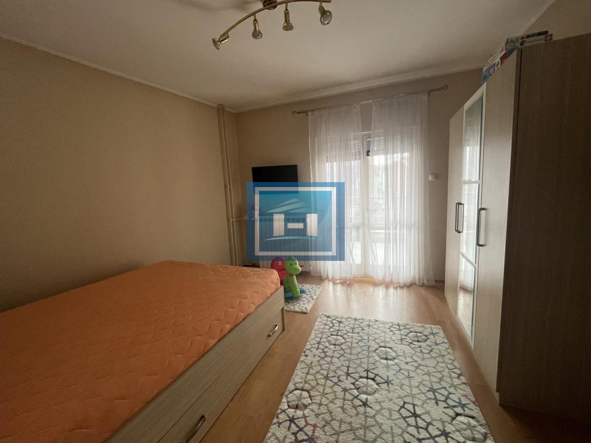 NASLOV: STAN KOJI OSVAJA NA PRVI POGLED — CENTAR, STIL I TRI SPAVAĆE SOBE!