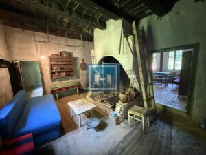 U ponudi stara autentična kuća,veoma poznata po snimanju serije Koreni.