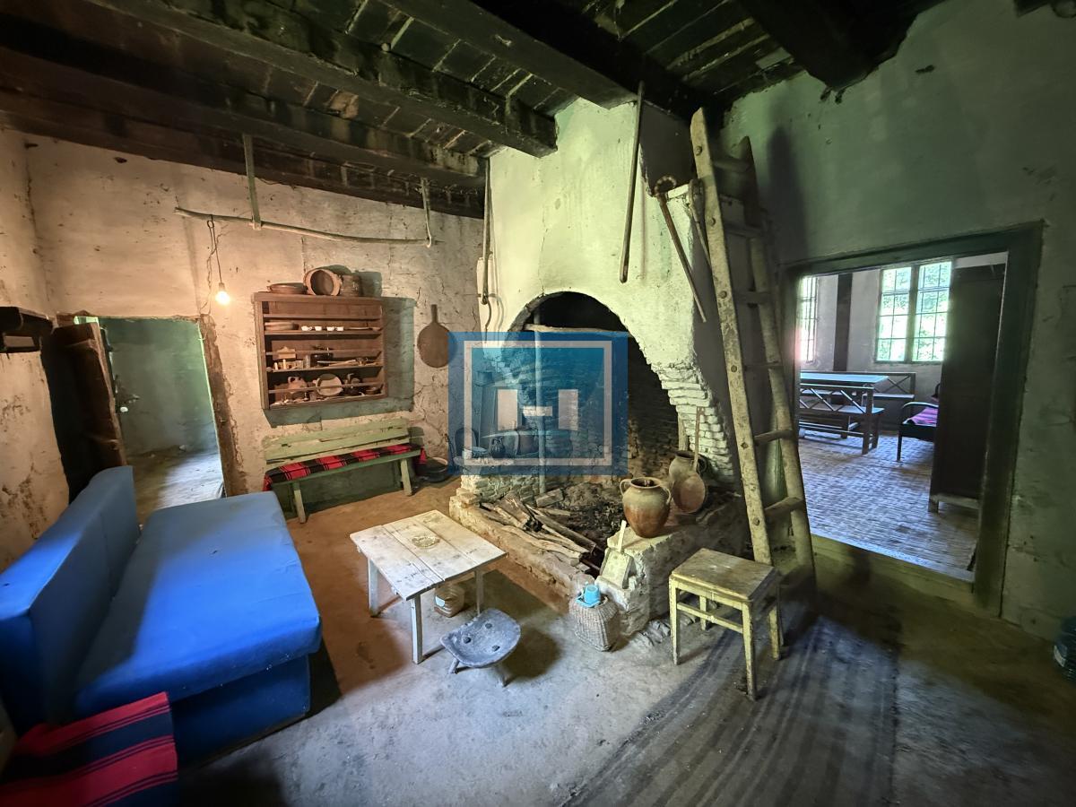 U ponudi stara autentična kuća,veoma poznata po snimanju serije Koreni.